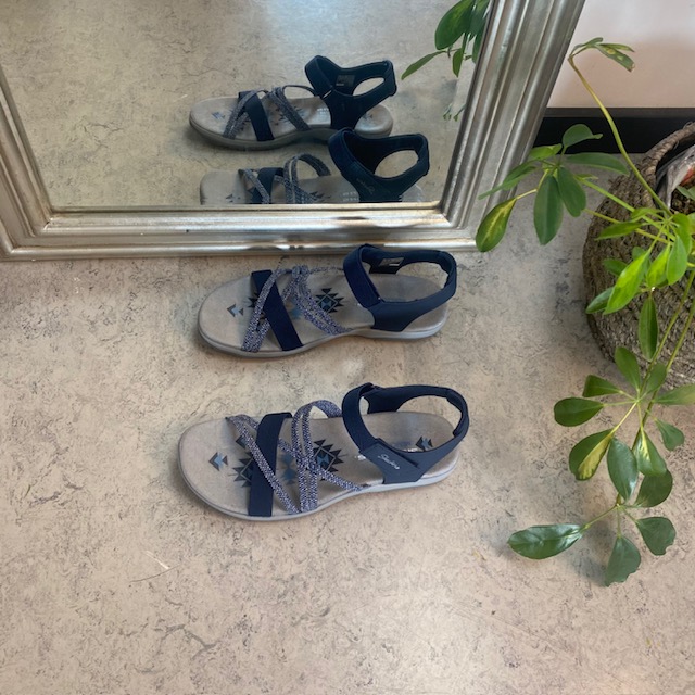 Elegant blå sandal fra Skechers med elastiske remmer