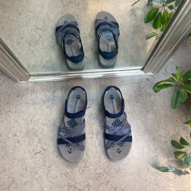 Elegant blå sandal fra Skechers med elastiske remmer