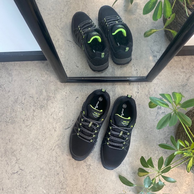 Svart sko med overdel i ettergivende softshell med limegrønne detaljer