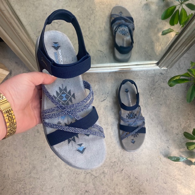 Elegant blå sandal fra Skechers med elastiske remmer