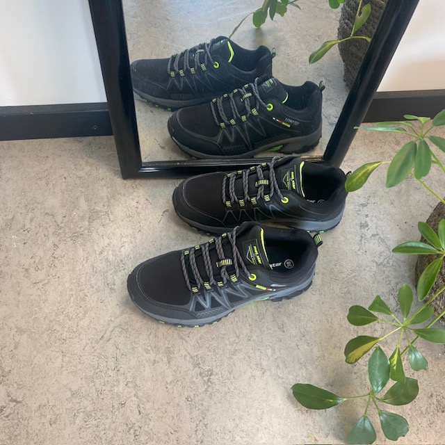 Svart sko med overdel i ettergivende softshell med limegrønne detaljer