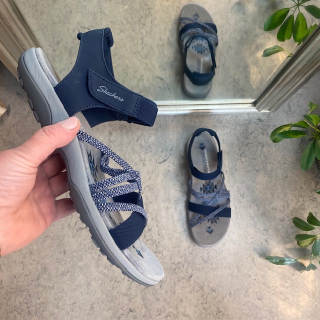 Elegant blå sandal fra Skechers med elastiske remmer