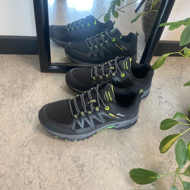 Svart sko med overdel i ettergivende softshell med limegrønne detaljer