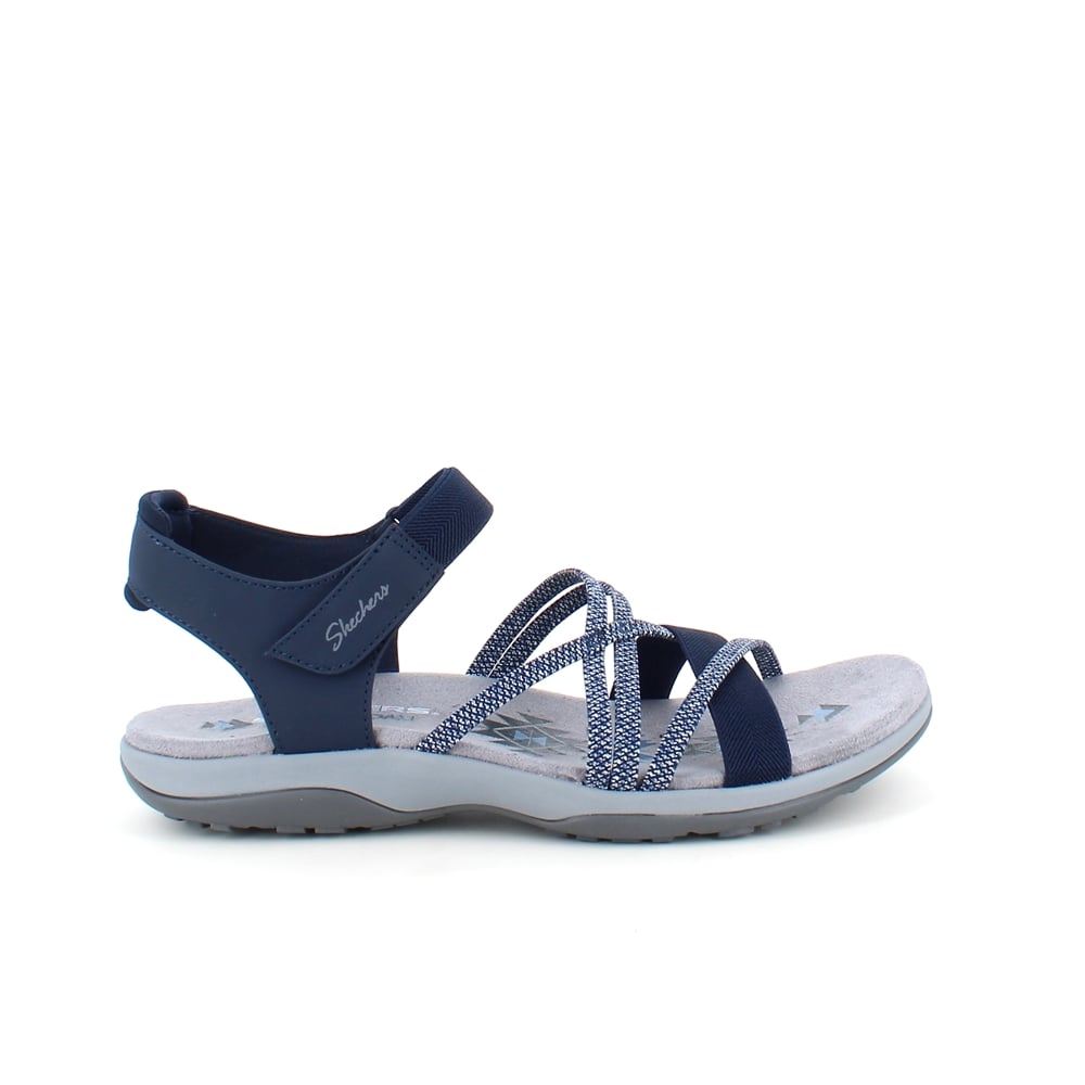 Elegant blå sandal fra Skechers med elastiske remmer