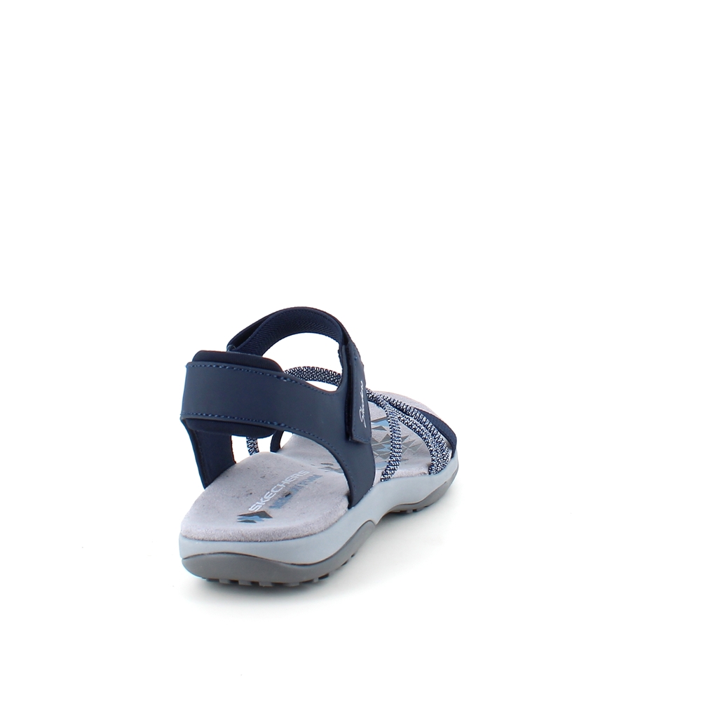 Elegant blå sandal fra Skechers med elastiske remmer