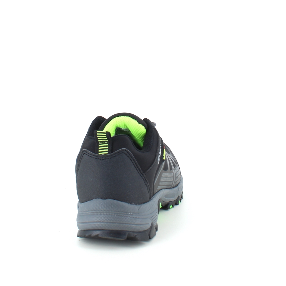 Svart sko med overdel i ettergivende softshell med limegrønne detaljer