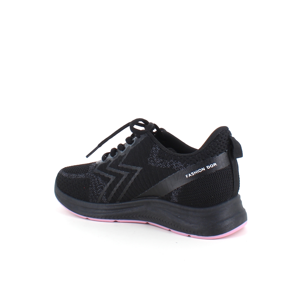 Svart sneakers i pustende materiale med fleksibel såle