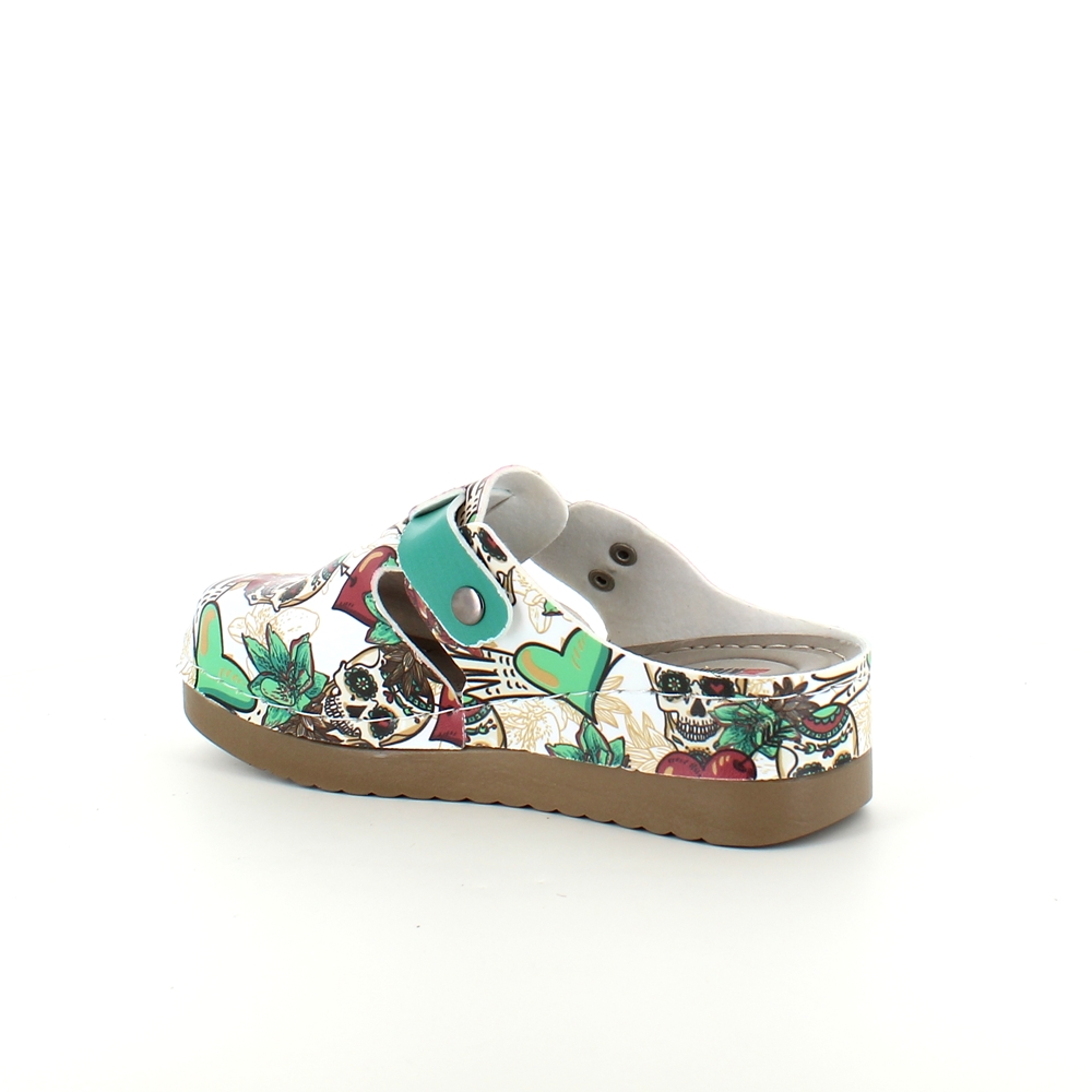 Tresko med trykk av hjerter og hodeskaller