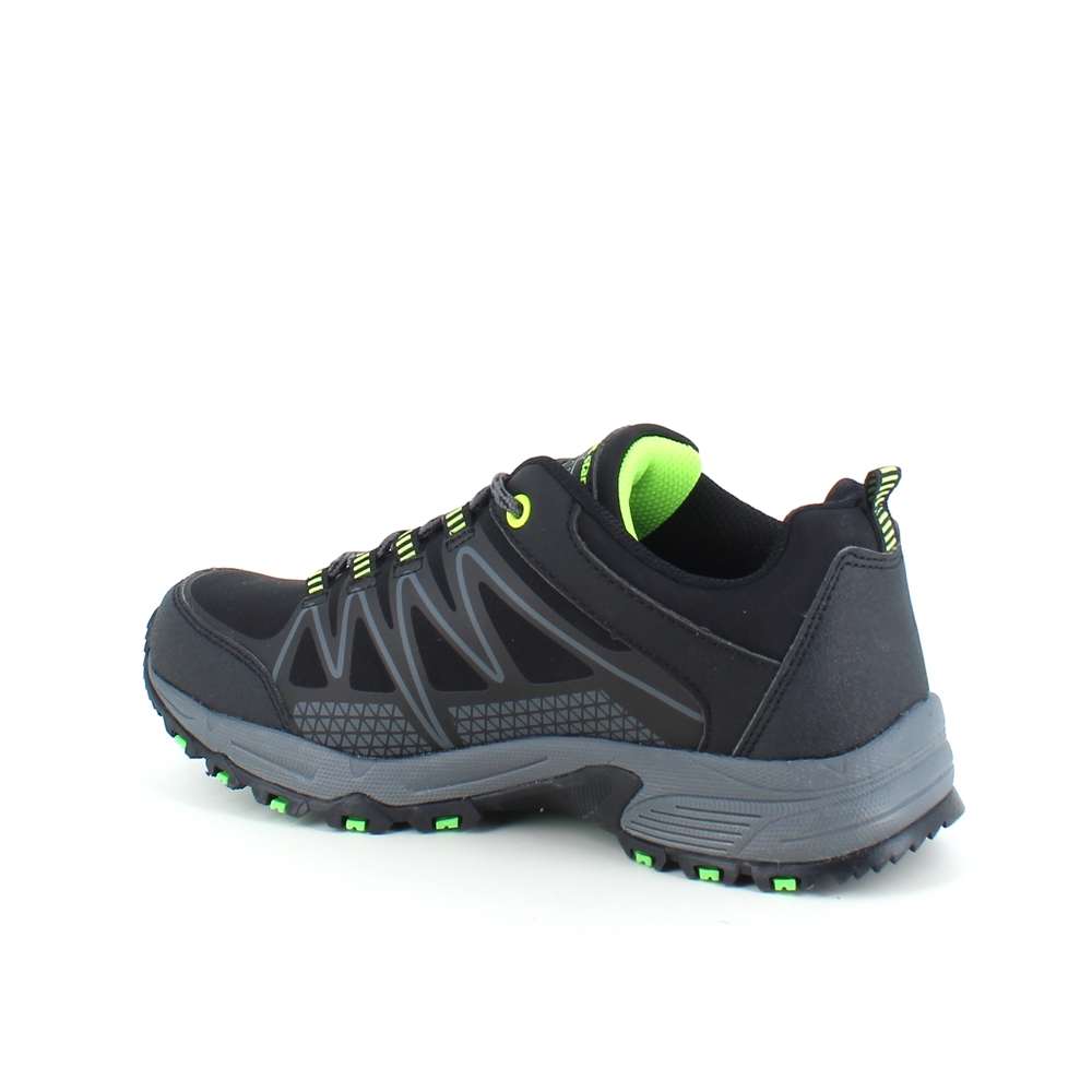 Svart sko med overdel i ettergivende softshell med limegrønne detaljer