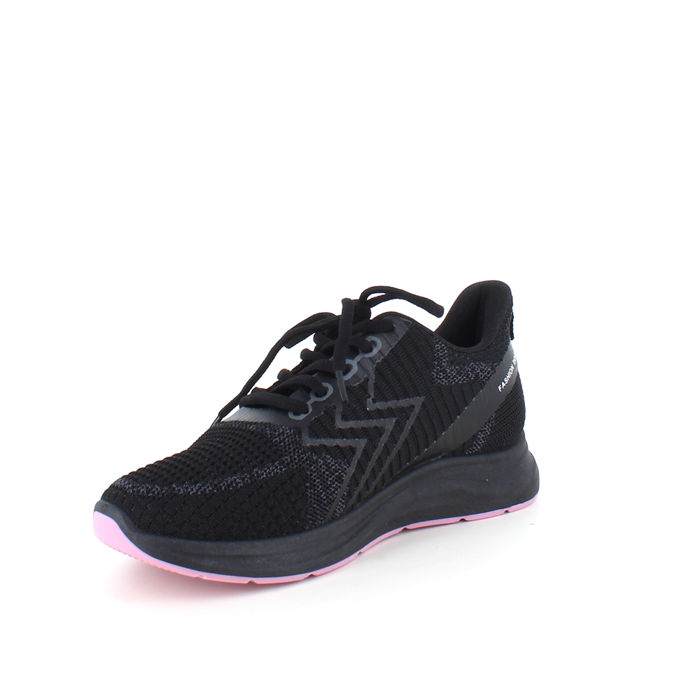 Svart sneakers i pustende materiale med fleksibel såle