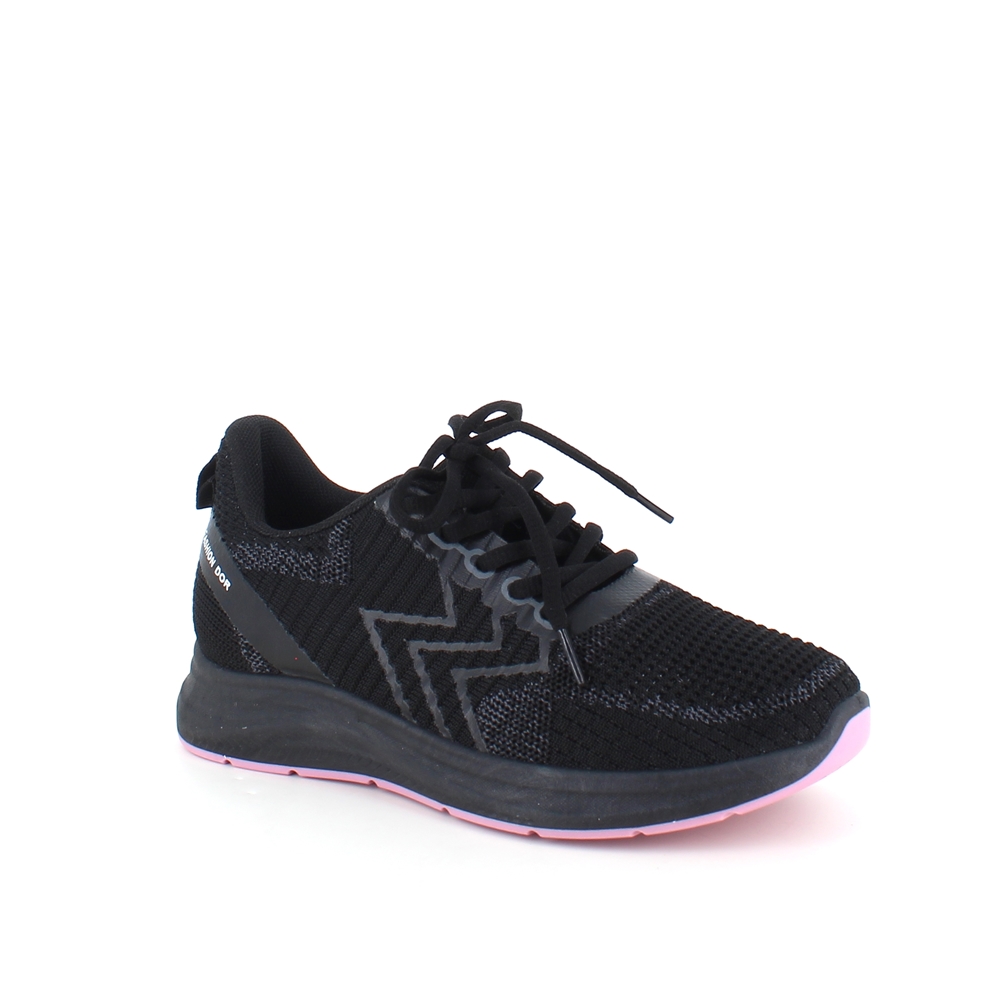 Svart sneakers i pustende materiale med fleksibel såle