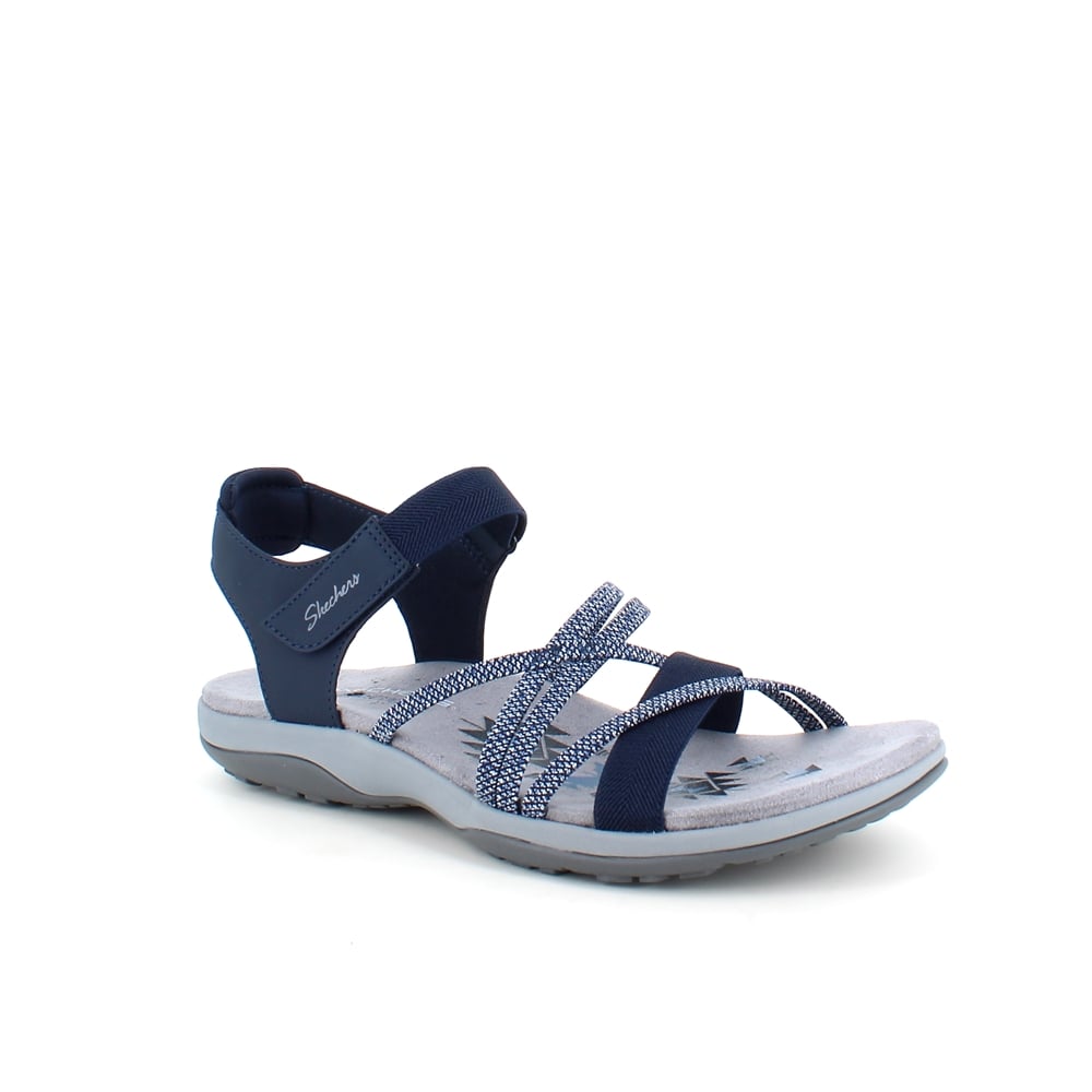 Elegant blå sandal fra Skechers med elastiske remmer