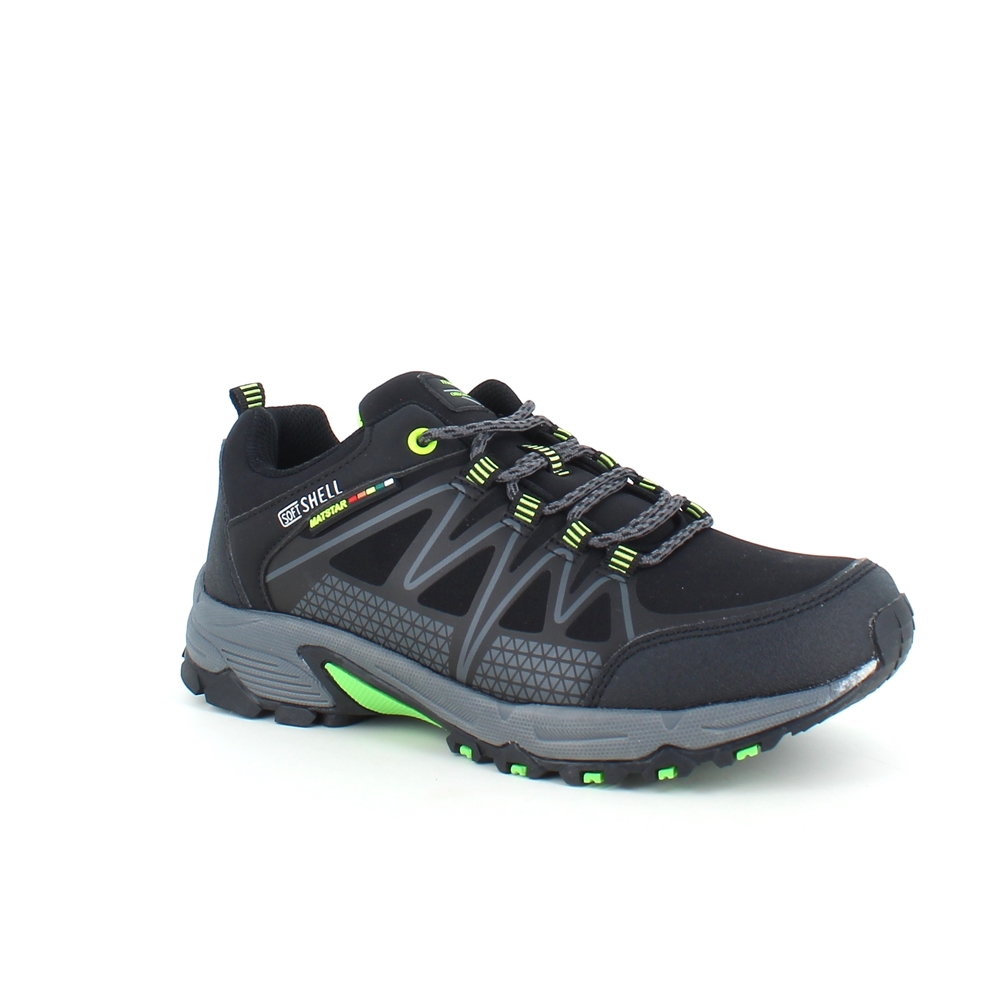 Svart sko med overdel i ettergivende softshell med limegrønne detaljer
