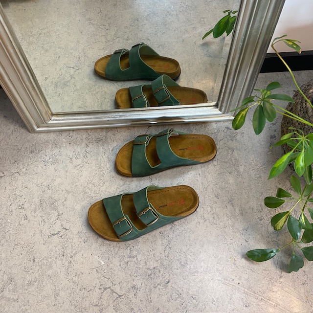 Olivengrønn slip-in sandal i skinn med brede remmer