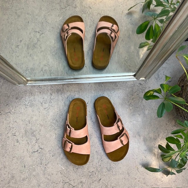 Rosa slip-in sandal i skinn med brede stropper