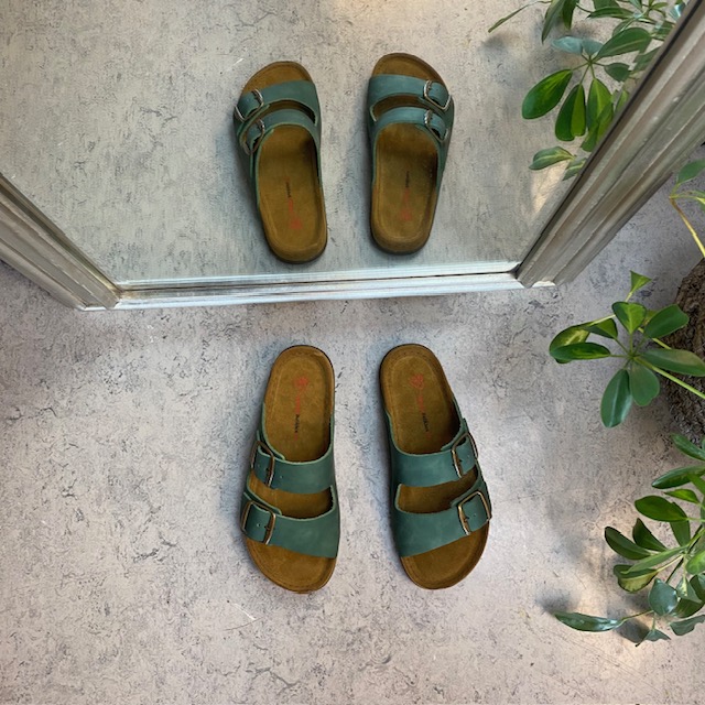 Olivengrønn slip-in sandal i skinn med brede remmer