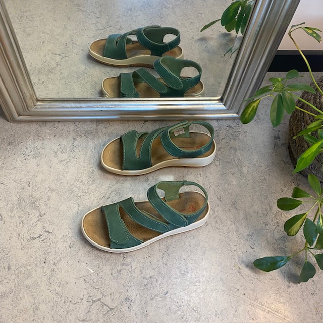 Elegant grønn skinnsandal med justerbare remmer