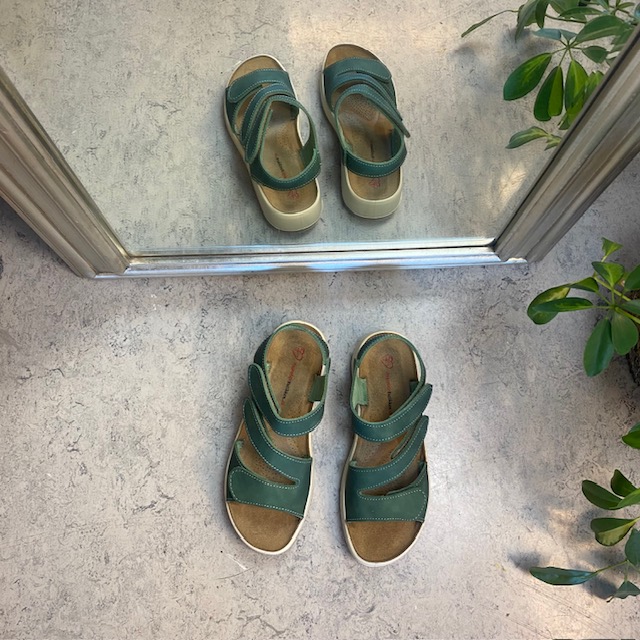 Elegant grønn skinnsandal med justerbare remmer