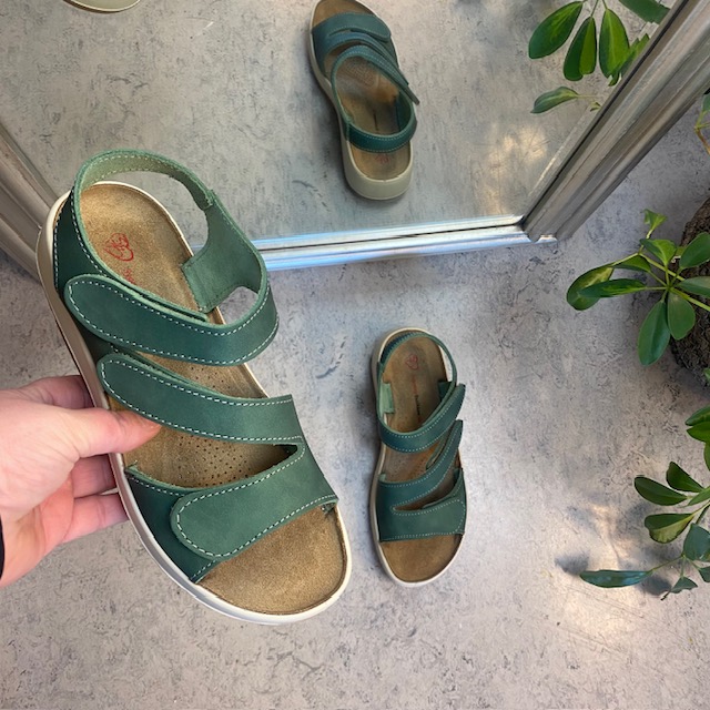 Elegant grønn skinnsandal med justerbare remmer