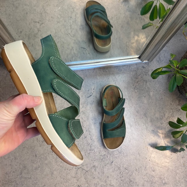 Elegant grønn skinnsandal med justerbare remmer