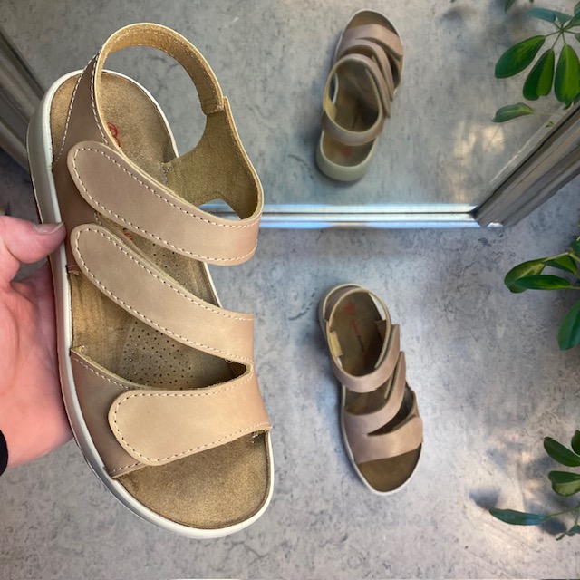 Elegant beige skinnsandal med justerbare remmer
