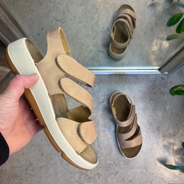 Elegant beige skinnsandal med justerbare remmer