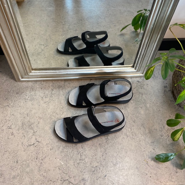 Støtabsorberende svart sandal med avtakbar såle
