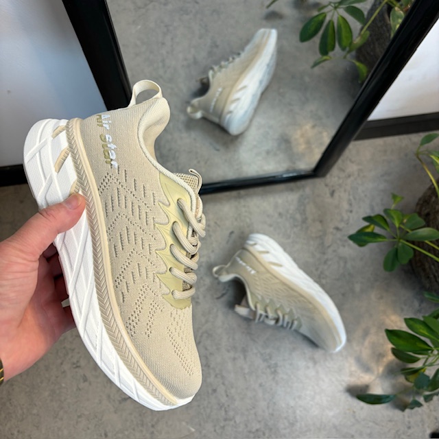 Beige strikkede slip-in sko, som former seg etter din fot