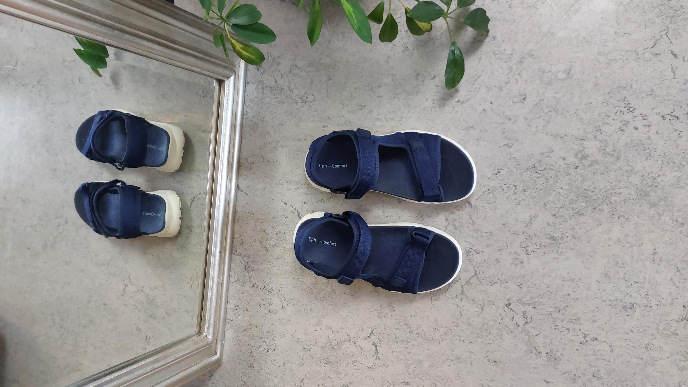 Marineblå vaskbar sandal med mye støtdemping