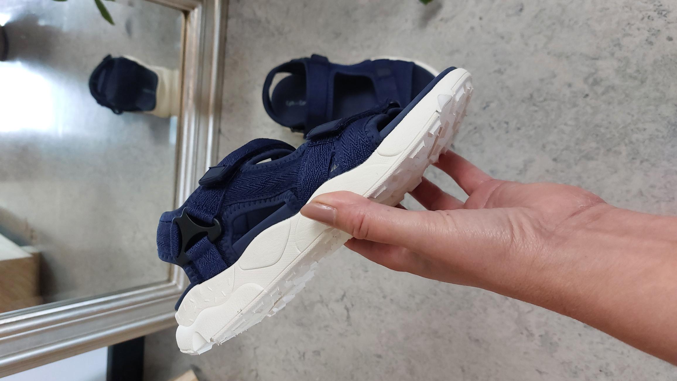 Marineblå vaskbar sandal med mye støtdemping