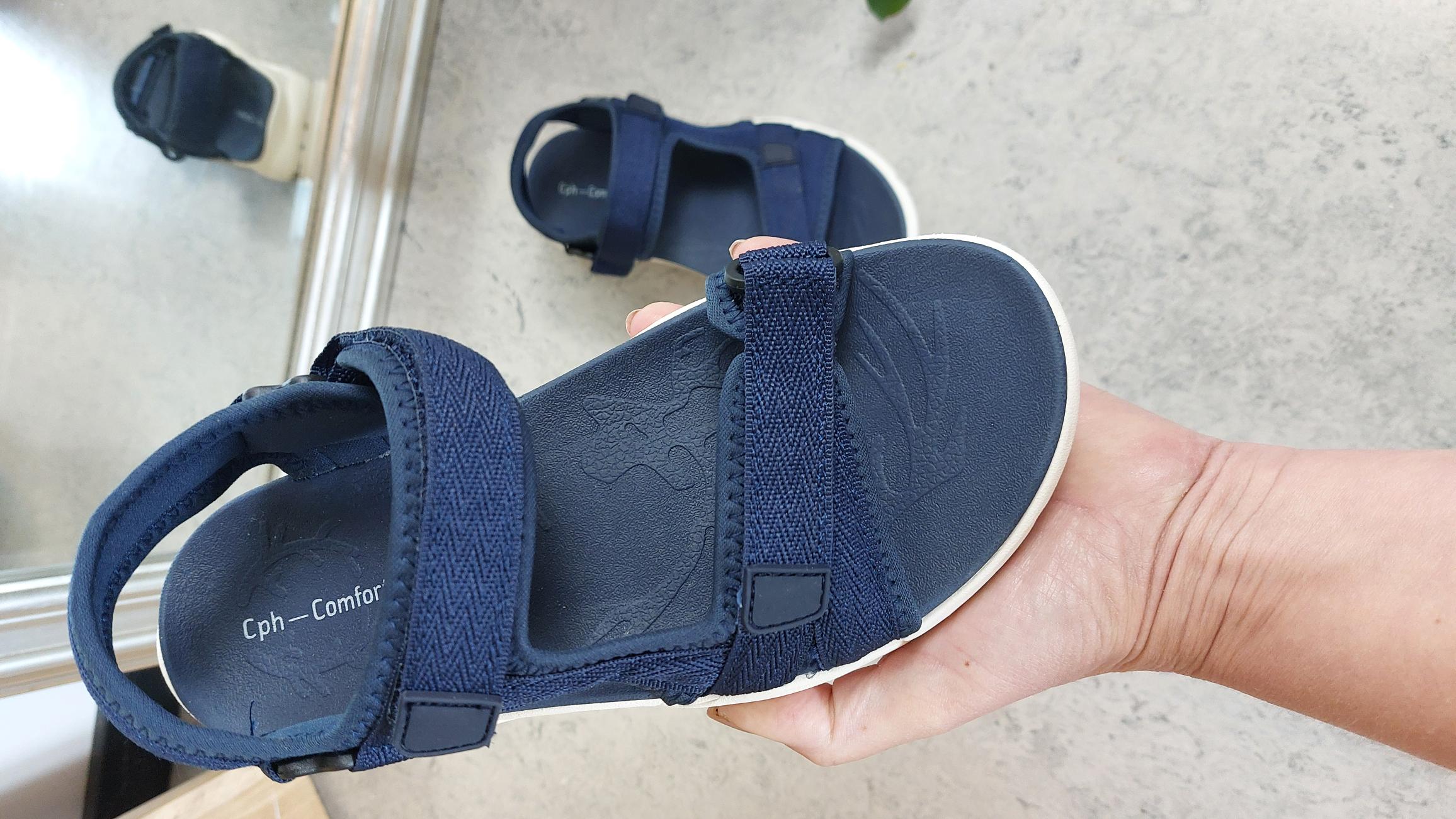 Marineblå vaskbar sandal med mye støtdemping