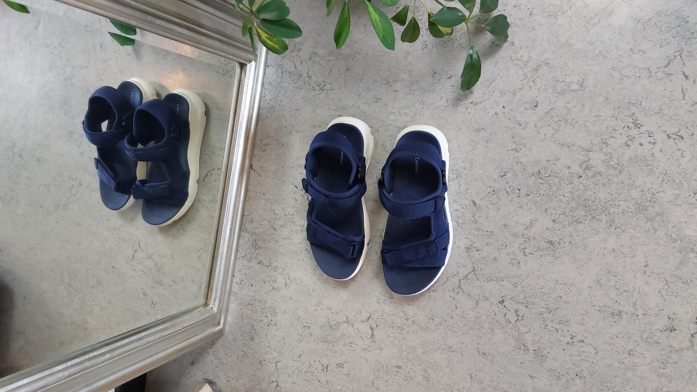 Marineblå vaskbar sandal med mye støtdemping