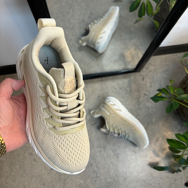 Beige strikkede slip-in sko, som former seg etter din fot