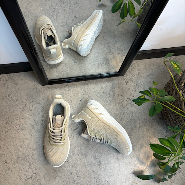 Beige strikkede slip-in sko, som former seg etter din fot