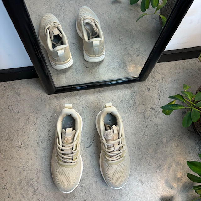 Beige strikkede slip-in sko, som former seg etter din fot