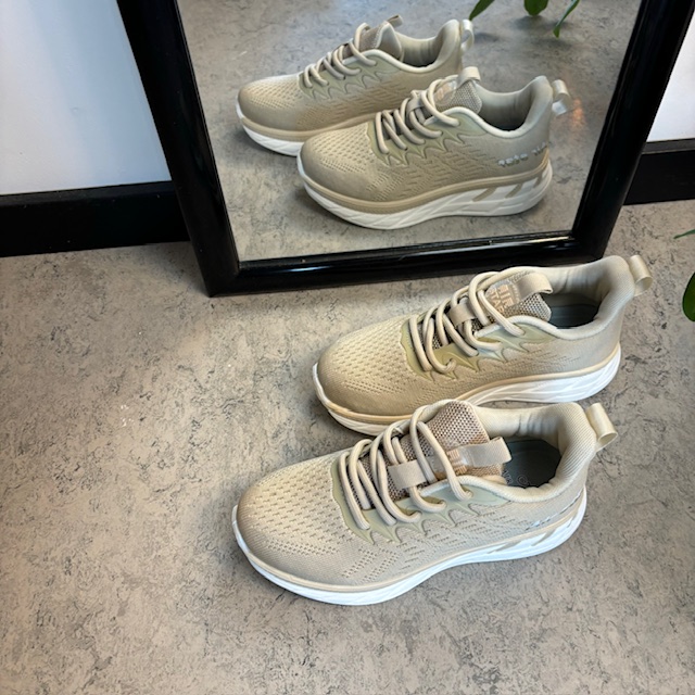 Beige strikkede slip-in sko, som former seg etter din fot