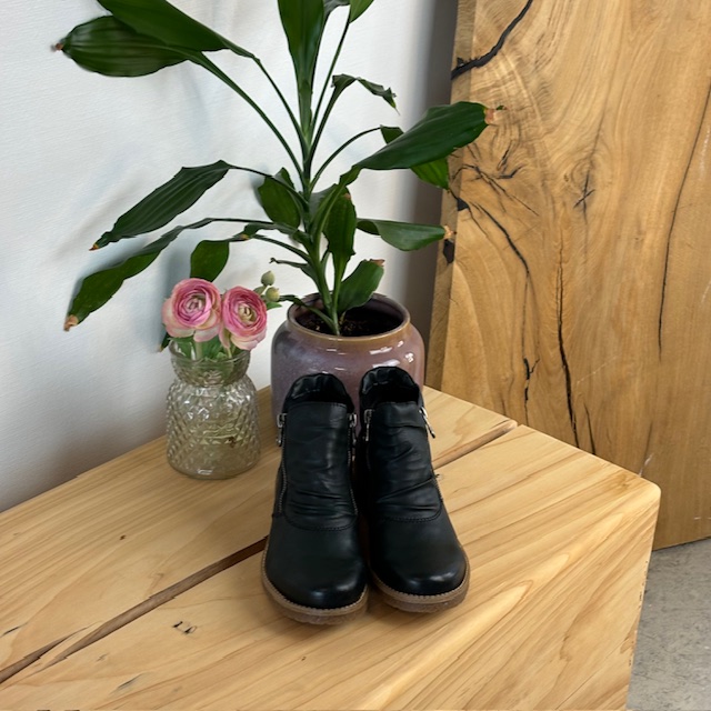 Mørkegrønn kort støvel fra Rieker med dobbelt glidelås