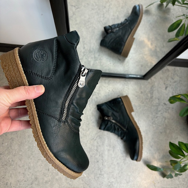 Mørkegrønn kort støvel fra Rieker med dobbelt glidelås