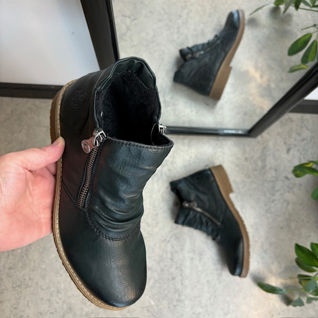 Mørkegrønn kort støvel fra Rieker med dobbelt glidelås