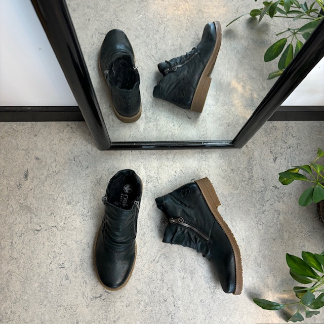 Mørkegrønn kort støvel fra Rieker med dobbelt glidelås