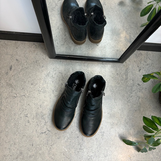 Mørkegrønn kort støvel fra Rieker med dobbelt glidelås