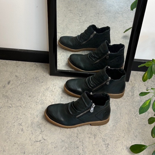 Mørkegrønn kort støvel fra Rieker med dobbelt glidelås