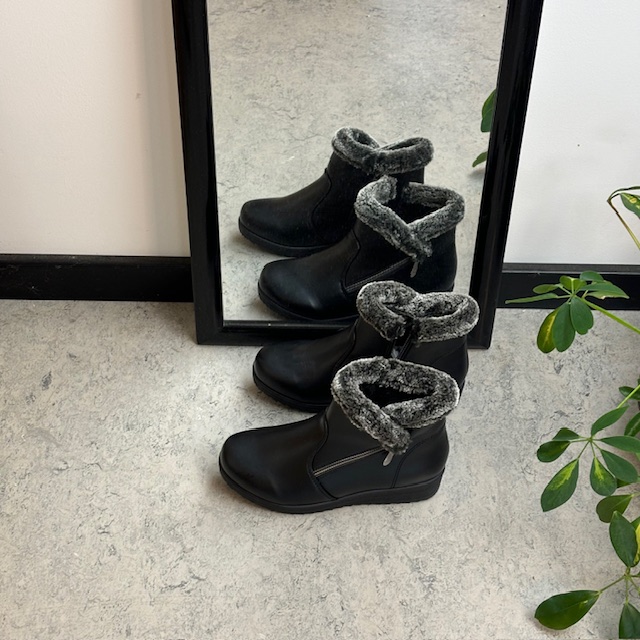 Kort svart støvel med mykt fôr