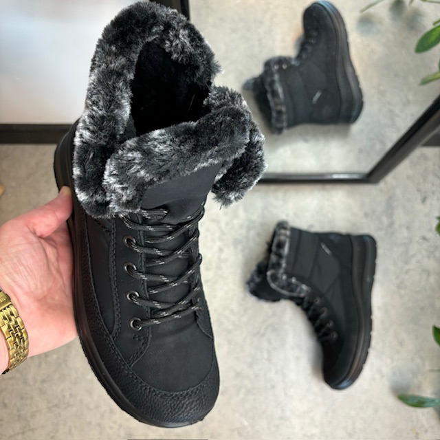 Varm vinterstøvel fra Rieker med imitert pelskant