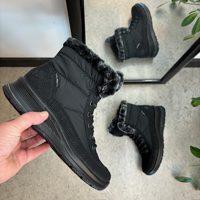 Varm vinterstøvel fra Rieker med imitert pelskant