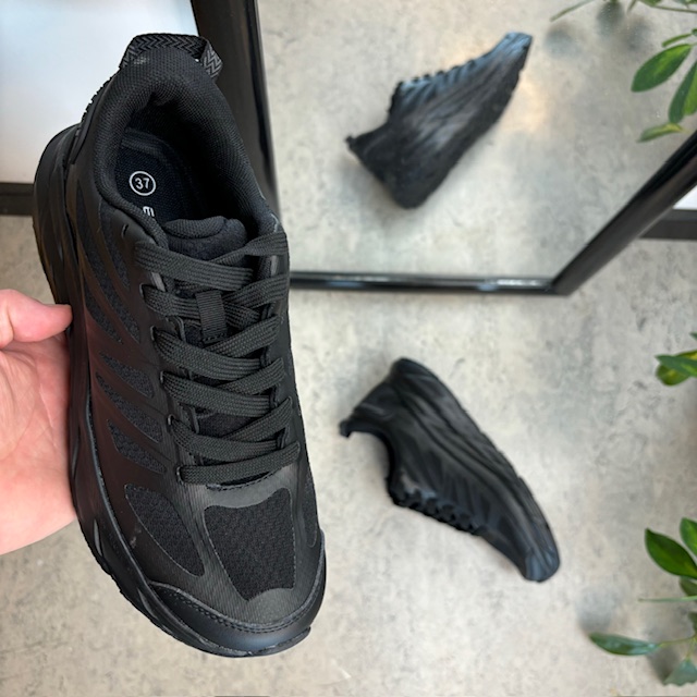 Svart pustende sko fra Endurance med god støtdemping