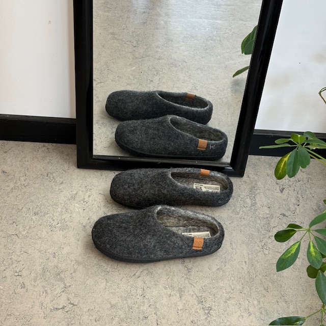 Lav mørk grå tøffel i ull med sklisikre såler fra Green Comfort