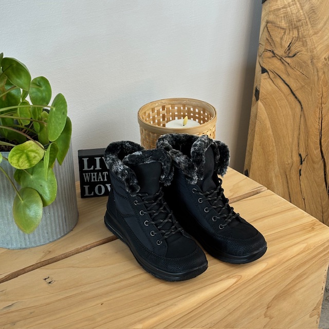 Varm vinterstøvel fra Rieker med imitert pelskant