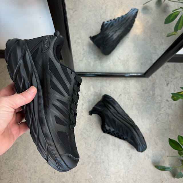 Svart pustende sko fra Endurance med god støtdemping