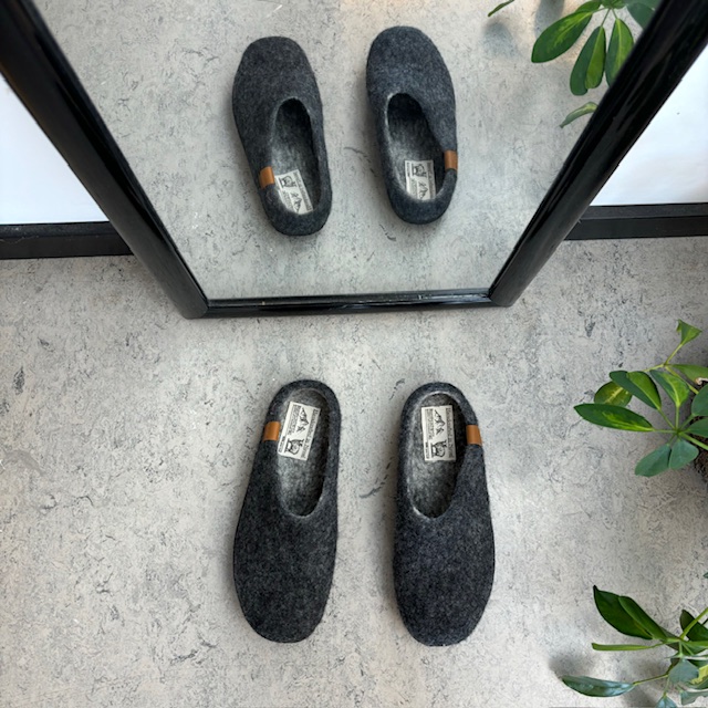 Lav mørk grå tøffel i ull med sklisikre såler fra Green Comfort
